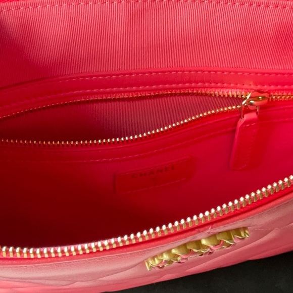 💐 CHANEL 19 POUCH O - CASE IN IRIDESCENT PINK 💐 NWT 💐 - Picture 13 of 16